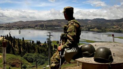 Um militar colombiano faz guarda.