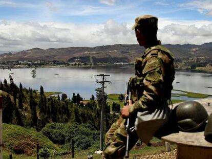 Um militar colombiano faz guarda.