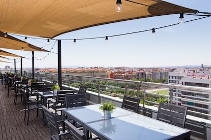 Situada en la planta duodécima del Hotel Expo Urban, esta terraza panorámica permite disfrutar de vistas de postal del cauce del río Turia, o de algunas de las principales arterias de Valencia. En la carta de bebidas, el Spritz, a partir de bitter, cava y soda rebaja la factura hasta los 8 euros, aunque la sangría anda por los 5 euros.