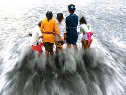 Un grupo de niños juega con las olas durante el festival de Melasti, en la isla indonesia de Bali. Melatsi se un ritual de purificación que se celebra durante el Nypi, o día del silencio. En el Nyepi, los hindiustas de Bali mantienen un día de meditación, en el que no se puede trabajar, cocinar ni encender luces.