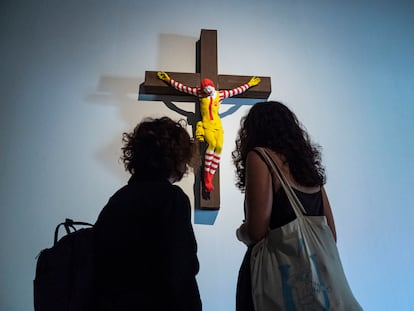 'McJesús', la obra de Jani Leinonen con un payaso de McDonald’s crucificado que puede verse en la exposición de Lleida.