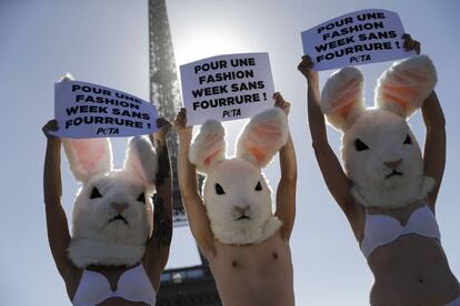 Activistas de la organización Personas por el Trato Ético de los Animales (PETA) protestan contra el uso de pieles de animales durante la semana de la moda de París (Francia), el 25 de septiembre de 2018.