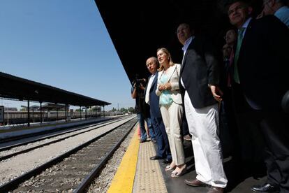 La ministra, Ana Pastor, visita las obras del Ave en Granada.