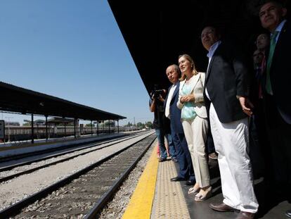 La ministra, Ana Pastor, visita las obras del Ave en Granada.