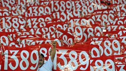Pancartes de l'any 1389, quan va tenir lloc la batalla de Kosovo entre Sèrbia i l'Imperi Otomà, durant el partit de futbol de la Copa de la UEFA entre l'Estrella Roja i l'Slovan Liberec a Belgrad, el 2006.