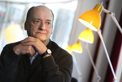 El escritor Gustavo Martín Garzo, hoy miércoles, en un hotel de Madrid.