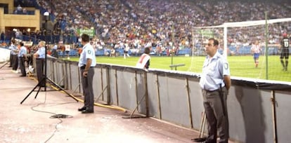 Agentes de Ariete Seguridad durante un partido del Atlético de Madrid.