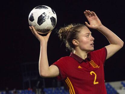 Celia Jiménez, jugadora de la selección española absoluta, en un amistoso contra Polonia.