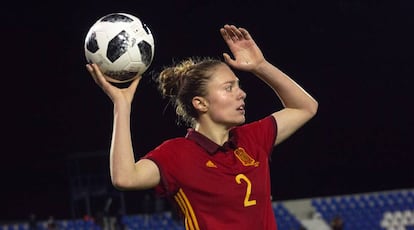 Celia Jiménez, jugadora de la selección española absoluta, en un amistoso contra Polonia.