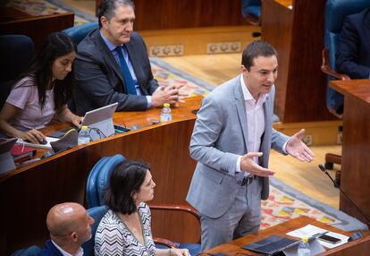 El secretario general del PSOE-M, Juan Lobato, interviene durante un pleno en la Asamblea de Madrid, a 12 de mayo de 2022.