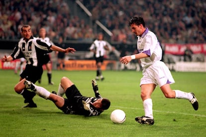 El jugador del Real Madrid Pedja Mijatovic marca el único gol del partido frente a la Juventus de Turín que sirvió para dar la victoria al equipo blanco en la final de la Copa de Europa disputada en el Amsterdam Arena, el 20 de mayo de 1998.