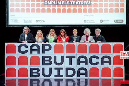 Los organizadores de la iniciativa 'Cap butaca buida" en la presentación en el Teatre Romea, este lunes.