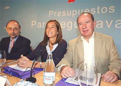 Cristóbal Montoro, Ana Mato y Rodrigo Rato, ayer, en las jornadas sobre los presupuestos de 2004.