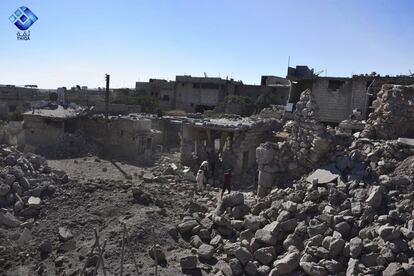 Un grupo de personas inspecciona los edificios destruidos después de los ataques aéreos en la ciudad de Ihsem, en la provincia de Idlib (Siria). Activistas de la oposición siria señalaron este lunes que los ataques aéreos, dirigidos a la principal y última fortaleza rebelde en el país, ha matado a tres civiles, incluida una mujer y su hijo.