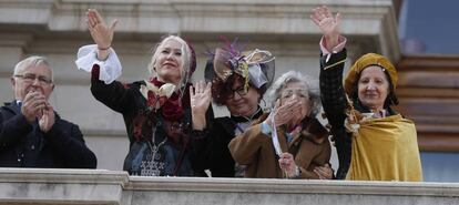 Las &#039;Reinas Magas&#039;, junto al alcalde, Joan Rib&oacute;, en el Ayuntamiento de Valencia. 