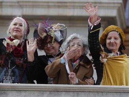 Las &#039;Reinas Magas&#039;, junto al alcalde, Joan Rib&oacute;, en el Ayuntamiento de Valencia. 