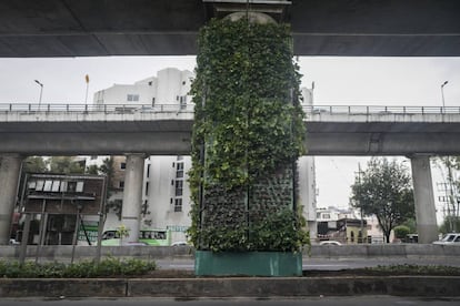 Detalle de una de las columnas con jardín del Periférico de la Ciudad de México.