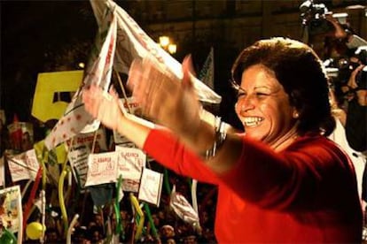 La candidata conservadora, Lourdes Flores, el lunes durante un mitin en Arequipa.