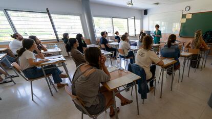 Varios opositores el sábado en un instituto de Teruel, en la primera prueba de un proceso de estabilización de profesores de Secundaria.