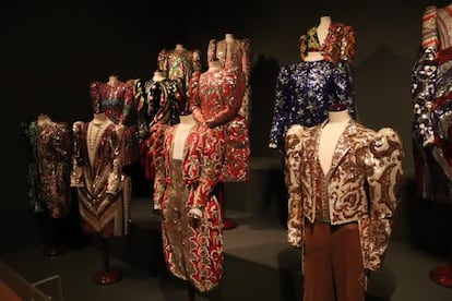 Colección de trajes de payasos en exhibición en Circusland.