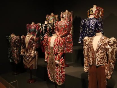 Colección de trajes de payasos en exhibición en Circusland.