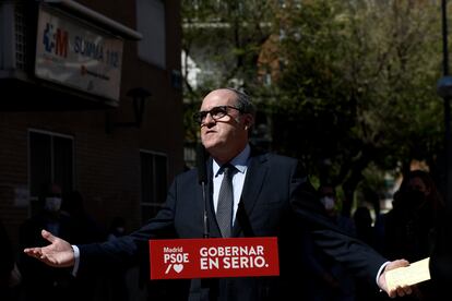 El candidato del PSOE a la Presidencia de la Comunidad de Madrid, Ángel Gabilondo, ofrece declaraciones en una rueda de prensa durante una visita por Móstoles.