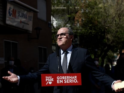 El candidato del PSOE a la Presidencia de la Comunidad de Madrid, Ángel Gabilondo, ofrece declaraciones en una rueda de prensa durante una visita por Móstoles.