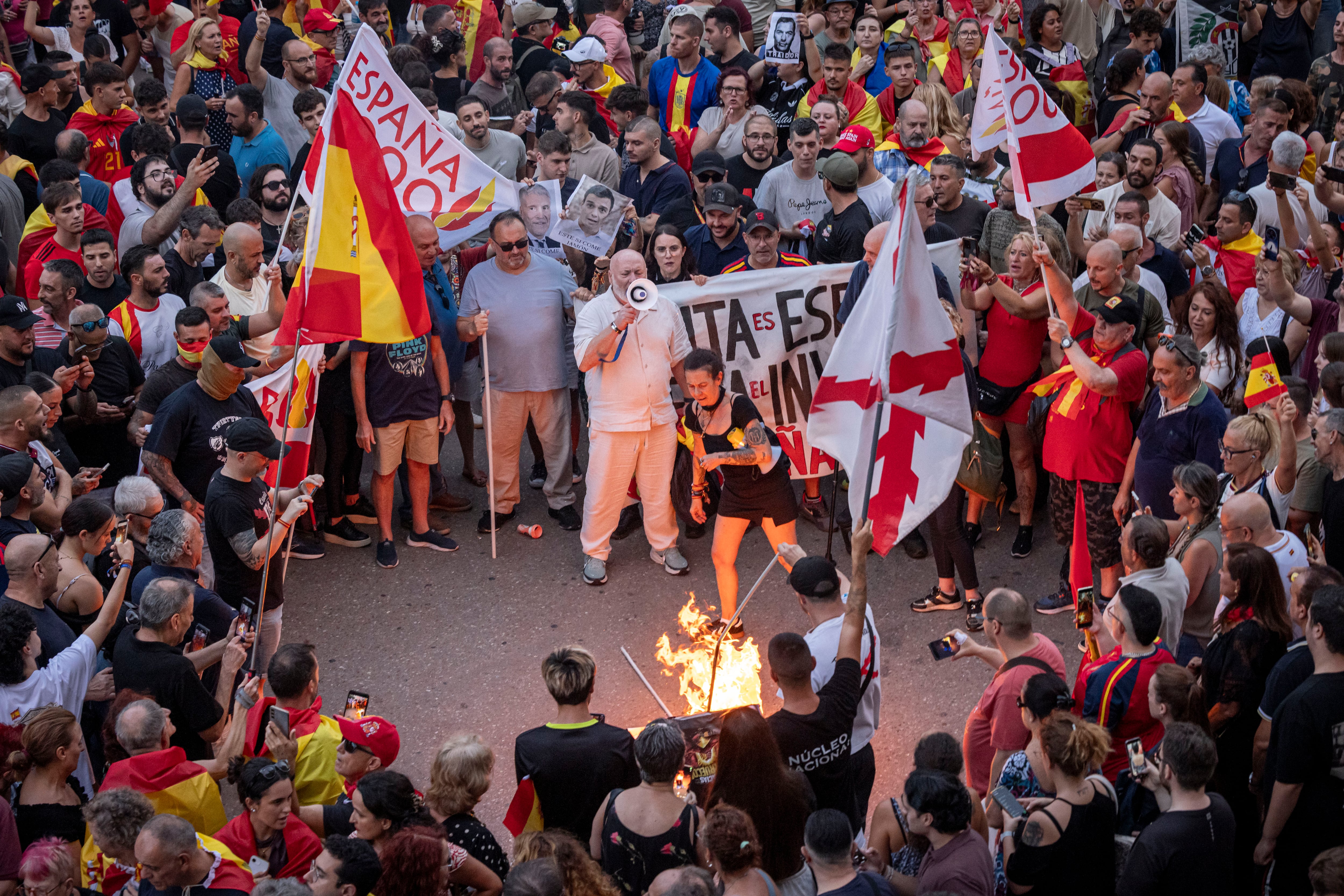 Varias personas queman una bandera durante la concentración de Valencia, este miércoles.