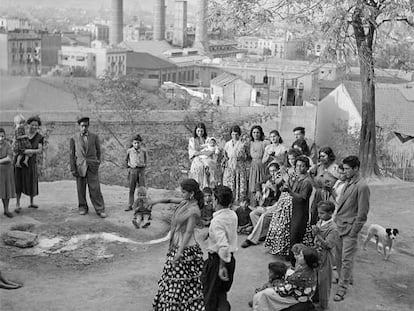 <i>La Chunga con fábrica detrás,</i> en Montjuïc (Barcelona, 1955).