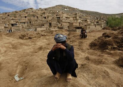 Aldeanos afganos afectados por los corrimientos de tierra en la provincia de Badakhshan.