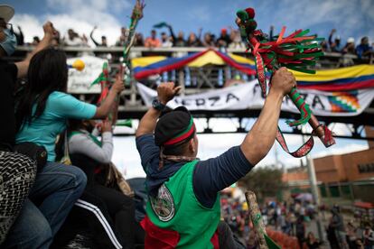 Manifestantes que participan en las movilizaciones de comunidades indígenas, en Bogotá.