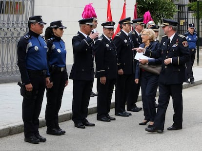 Manuela Carmena saluda a una representación del cuerpo antes del inicio del acto.