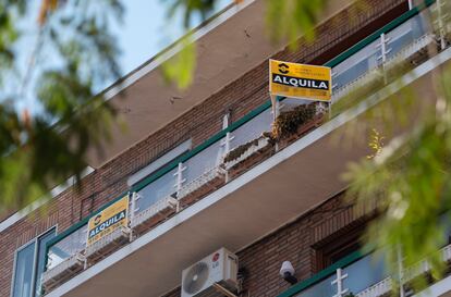 Cartel de alquiler en un edificio de Madrid.