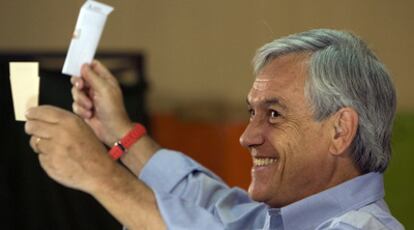 El candidato conservador chileno, Sebastián Piñera, muestra su papeleta de voto a la prensa, en Santiago.