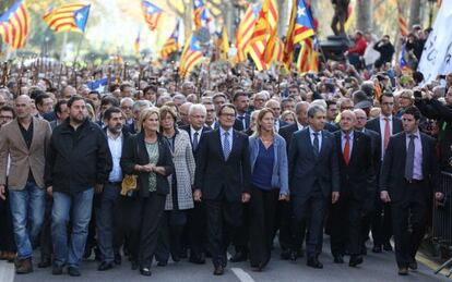 Mas, envoltat d'alcaldes i diputats independentistes.