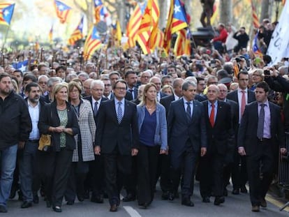 Mas, envoltat d'alcaldes i diputats independentistes.