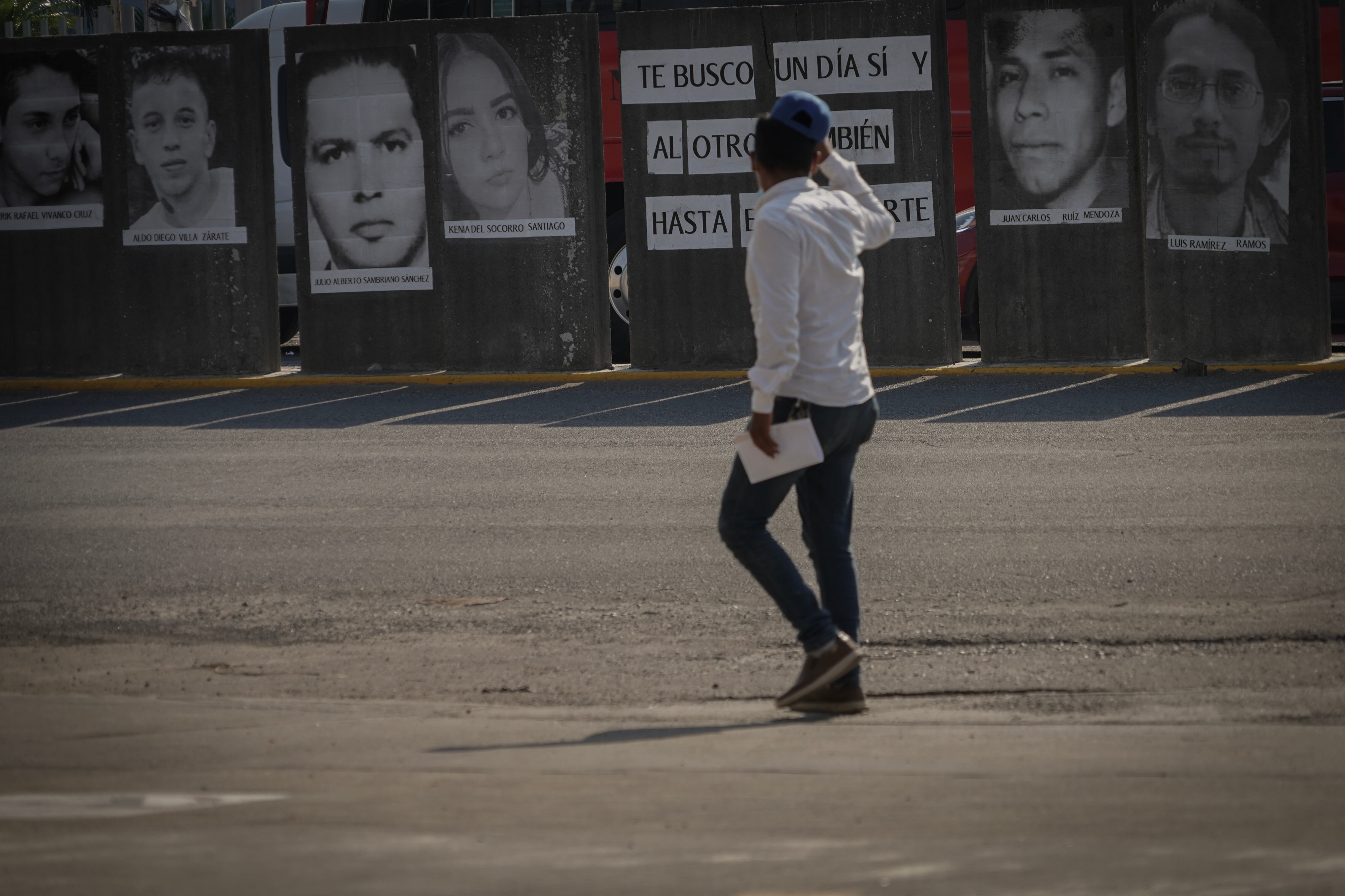 Familiares del Colectivo Justicia y Dignidad colocaron un mural con fotografías de desaparecidos en Veracruz.