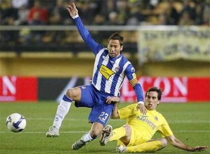 El defensa del Villarreal Godín realiza una entrada sobre Tamudo.