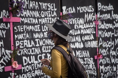 Colectivos feministas pintan los nombres de mujeres asesinadas en la valla frente a Palacio Nacional