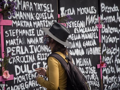 Colectivos feministas pintan los nombres de mujeres asesinadas en la valla frente a Palacio Nacional