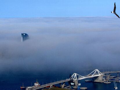 Franja costera de Barcelona envuelta en la neblina