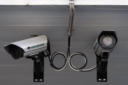 Cámaras de vigilancia en la estación de tren de la ciudad suiza de Sion.