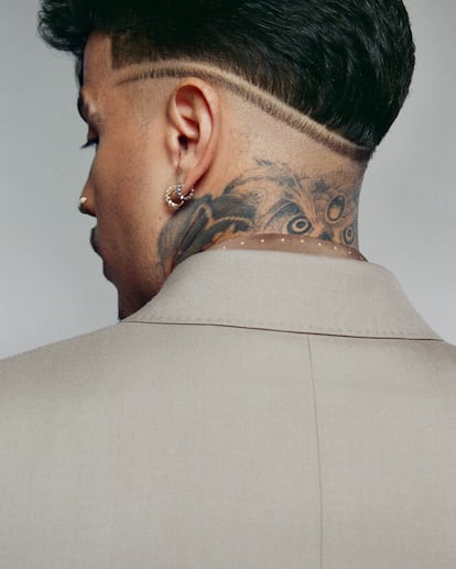 “No creo que me retire nunca de la música, pero sí, joven, del 'spotlight' [el foco]”, apunta. En esta imagen, el músico, con chaqueta de lana de Saint Laurent by Anthony Vaccarello.