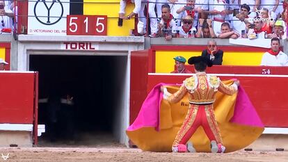 Roca Rey, de rodillas en la puerta de chiqueros para recibir al quinto toro de la tarde.