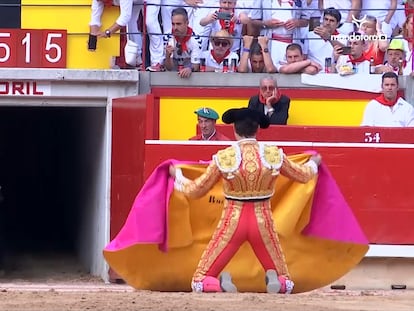 Roca Rey, de rodillas en la puerta de chiqueros para recibir al quinto toro de la tarde.