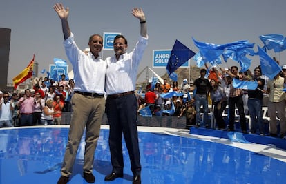 El expresidente del Gobierno, Mariano Rajoy, y Francisco Camps, durante el mitin del PP en Alicante en el año 2009.