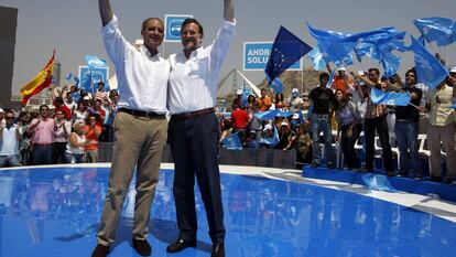 El expresidente del Gobierno, Mariano Rajoy, y Francisco Camps, durante el mitin del PP en Alicante en el año 2009.