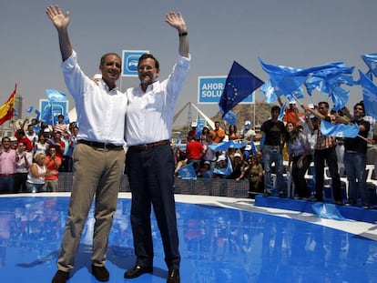El expresidente del Gobierno, Mariano Rajoy, y Francisco Camps, durante el mitin del PP en Alicante en el año 2009.