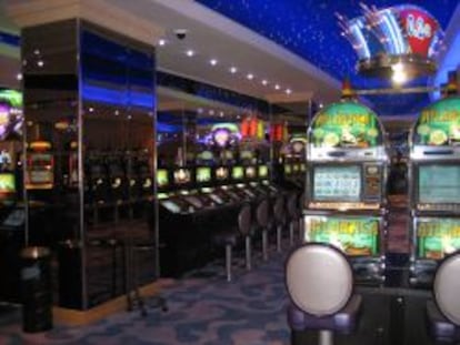 M&aacute;quinas tragaperras en un casino. 