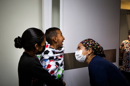 Puerta del quirófano del hospital Mobile Surgery International. Segundos antes de entrar a su operación, Gabo muestra el interior de su boca a una de las enfermeras quirúrgicas.